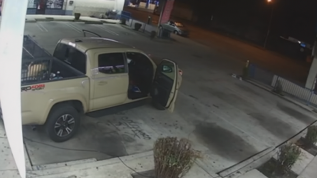 Roban miles de dólares y una mascota de barbería en el sur de Los Ángeles